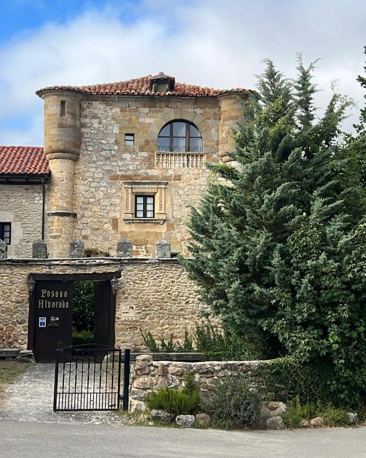Palacio De Los Alvarado En Las Merindades El Ribero Luaran gambar