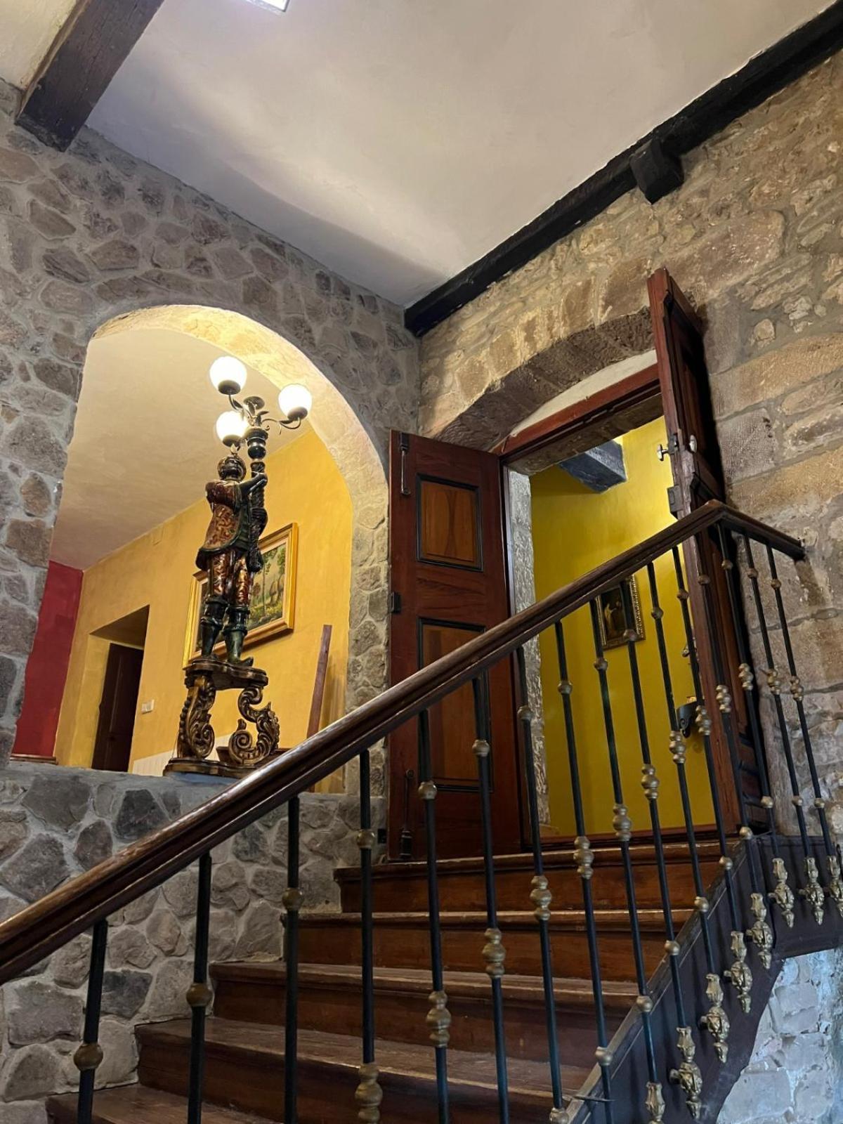 Palacio De Los Alvarado En Las Merindades El Ribero Luaran gambar