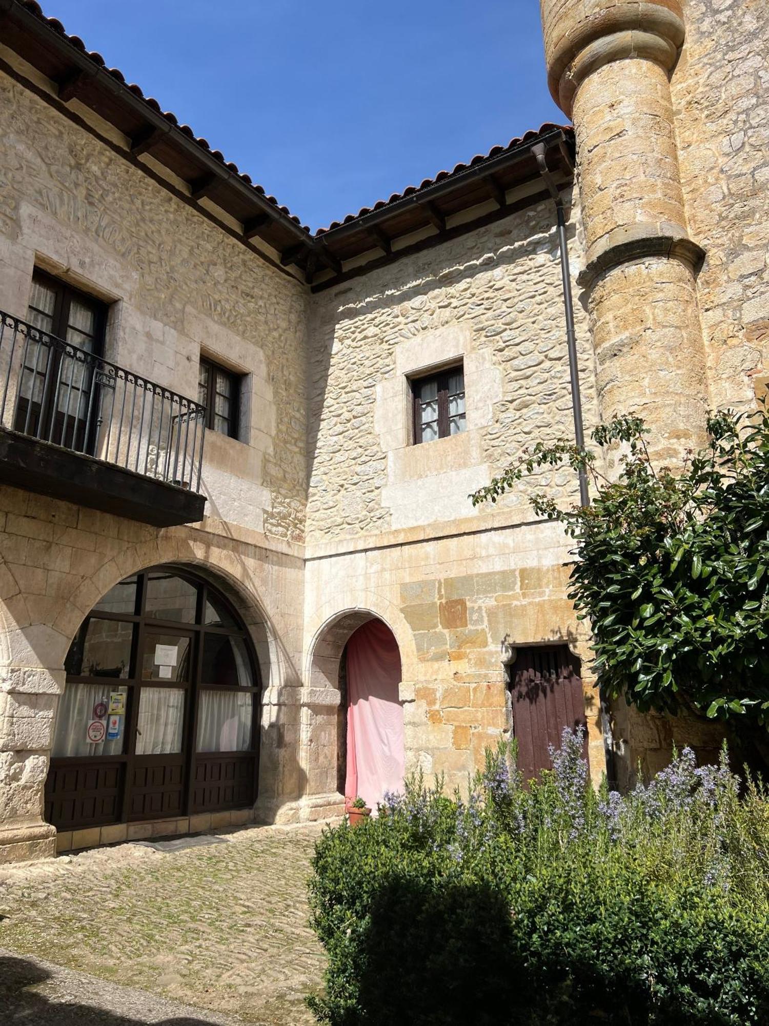 Palacio De Los Alvarado En Las Merindades El Ribero Luaran gambar